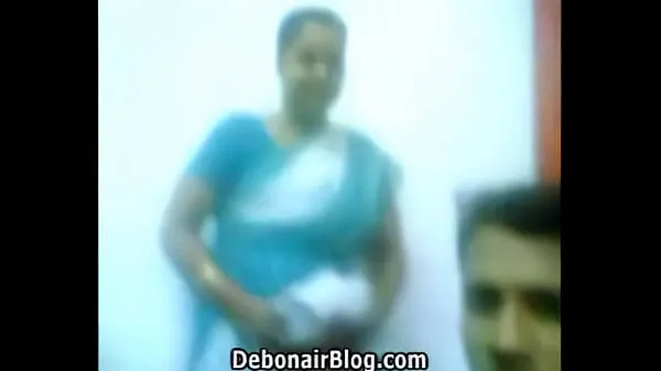 सर्वश्रेष्ठ Aunty lifting her saree up पावर वीडियो