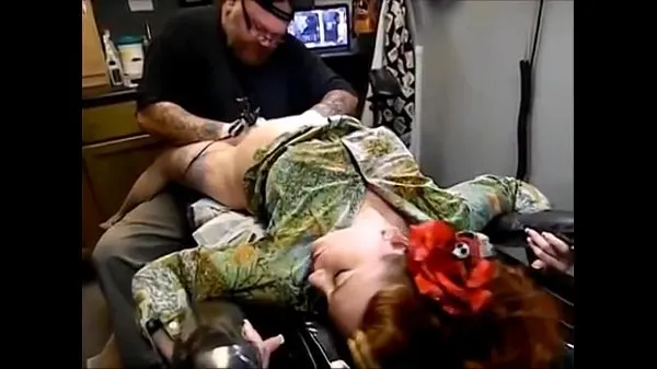 Video kekuatan SCREAMING while tattooing terbaik