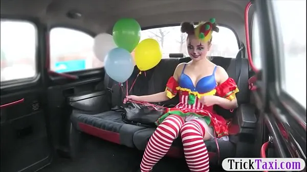 Los mejores videos de Chica disfrazada de payaso follada por el conductor gratis poder