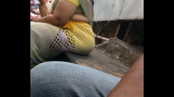 A legjobb Desi yellow Saree aunty.. CurvyAnd sexy hips teljesítményű videók