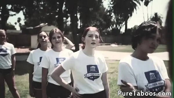 Meilleures vidéos sur la puissance Étudiante jeune fille choyée par un prof tabou