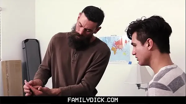 Melhores vídeos FamilyDick - StepDaddy ensina enteado virgem a chupar e foder poder