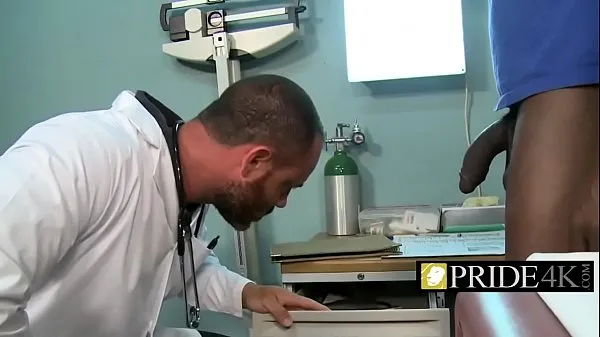 Los mejores videos de Médico gay pervertido comprobando una barra negra real poder