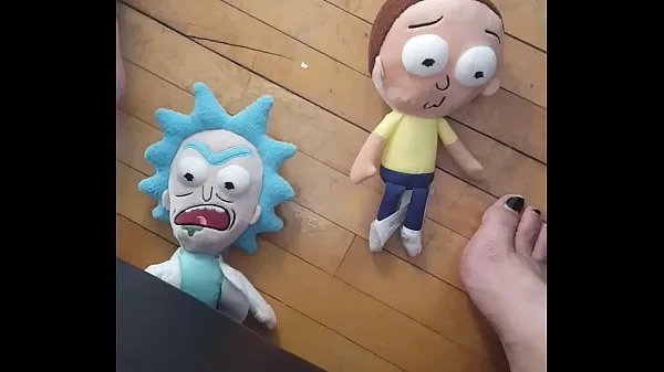 Najlepšie Giantess Tramples and Crushes 2 Tiny Men (Rick and Morty Plush výkonné videá