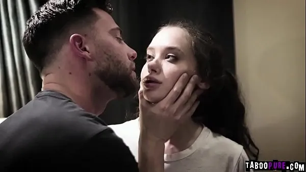 Meilleures vidéos sur la puissance L'jeune fille Gia Paige est sur le point de pleurer alors qu'elle se fait double-pénétrer