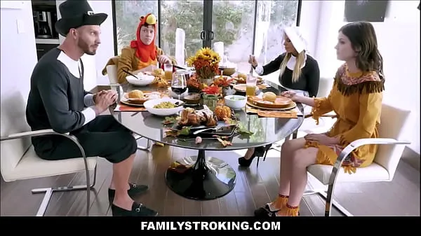 Die besten Süßes junges kleines Luder Rosalyn Sphinx & Stiefvater ficken neben sexy großen Titten Brooklyn Chase & Stiefsohn beim Thanksgiving-Dinner Power-Videos