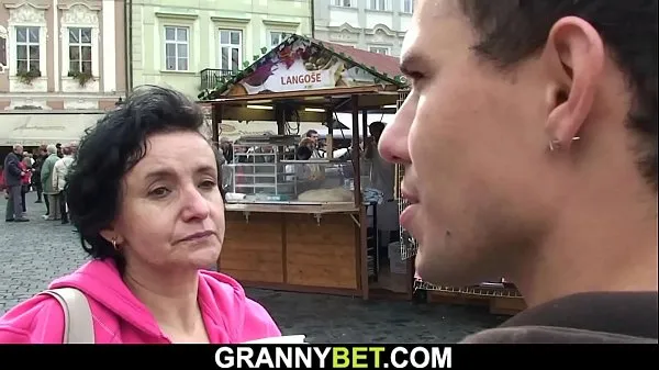 Najlepšie Hairy pussy granny tourist screwed on the floor výkonné videá