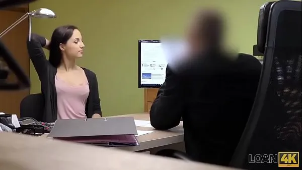 Meilleures vidéos sur la puissance LOAN4K. Agent expérimenté trou du cul serré d'une jeune fille qui a besoin d'argent