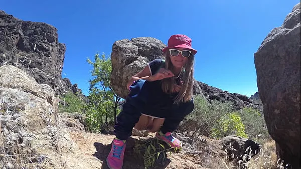 วิดีโอพลังPISS PISS TRAVEL - Young girl tourist peeing in the mountains Gran Canaria. Public Canariasที่ดีที่สุด