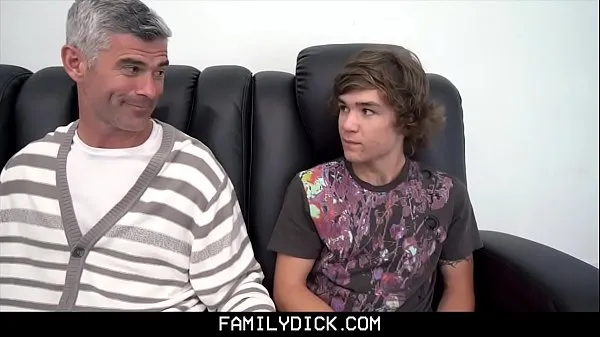 Meilleures vidéos sur la puissance FamilyDick - Le beau-père se fait prendre par le gars d'à côté et les baise tous les deux