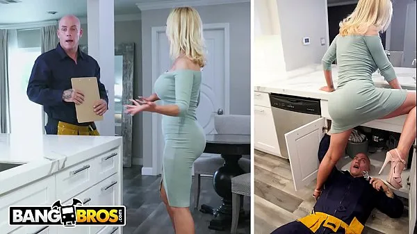 Najboljši videoposnetki BANGBROS - Busty MILF Nikki Benz Drops Her Big Ass On Maintenance Man's Pipe moči