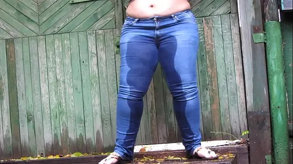 Meilleures vidéos sur la puissance Douches dorées et pétantes en plein air public. Compilation amateur fétiche de BBW chic avec gros butin et chatte poilue