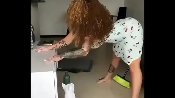 أفضل Housekeeper Moriah Mills twerks while cleaning up in dress مقاطع فيديو قوية