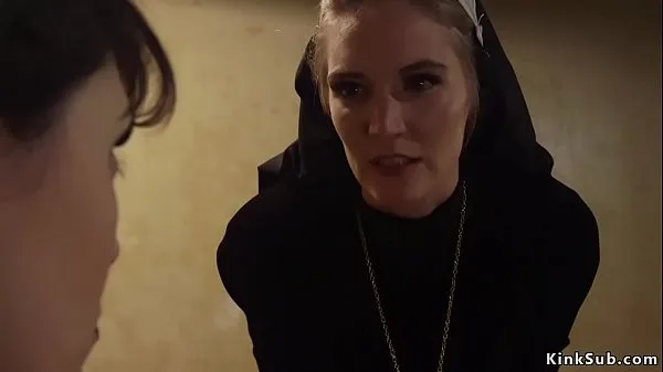 Die besten Die lesbische Nonne Mona Wales ertappte die brünette Schwester Audrey Noir, die in ihrem Zimmer mit einem großen Dildo spielte, und bestrafte sie dann und ließ sich ficken Power-Videos