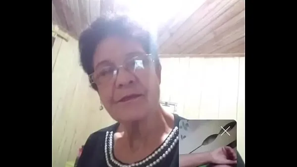 Los mejores videos de Anciana enseñando el pecho y tocándose el coño en directo poder