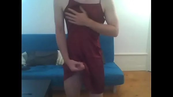 Meilleures vidéos sur la puissance Robe en satin rouge pour un crossdresser mignon pt.1