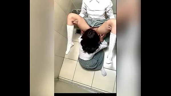 Die besten Zwei mexikanische Lesben, die sich im Schulbad berühren und Oralsex machen! Zwei heiße MEXIKANISCHE LESBISCHE STUDENTEN in der Damentoilette BERÜHREN SICH Power-Videos