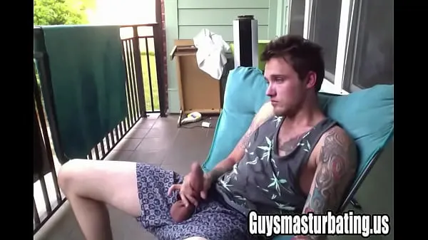 Najboljši videoposnetki Hot tattooed guy jerking off on his balcony moči