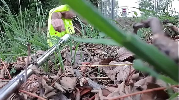 Beste Walking naked with a hairy cock, in a path near the houses kraftvideoer