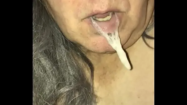 Najboljši videoposnetki Trans Letting Cum run out of her mouth on nipples, cum play moči