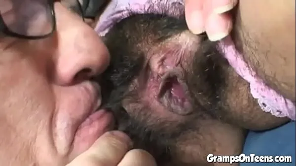 最佳Old dude gets lucky with a hairy teen girl电源视频