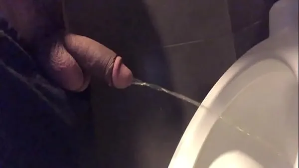 Najboljši videoposnetki gifted pissing without hand on public toilet urinal moči