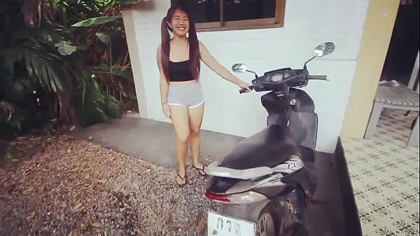 Melhores vídeos Black Thai Affair" 黑色的 泰国 事件 Super Thicc Ass Menina asiática ao lado com peitos grandes e tranças pega sua scooter Honda consertada por um cara preto e desiste da buceta com facilidade (Parte 1 poder