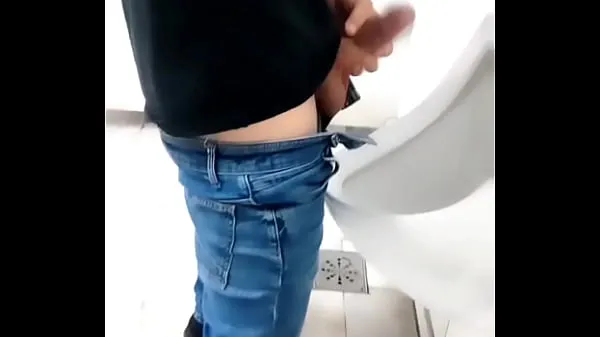 Video Rocked at the urinal to show who's boss quyền lực hay nhất