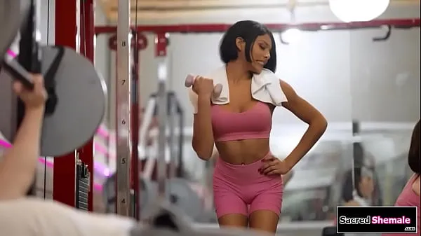 I migliori video La tgirl latina Lola Morena viene scoperta in una palestra power