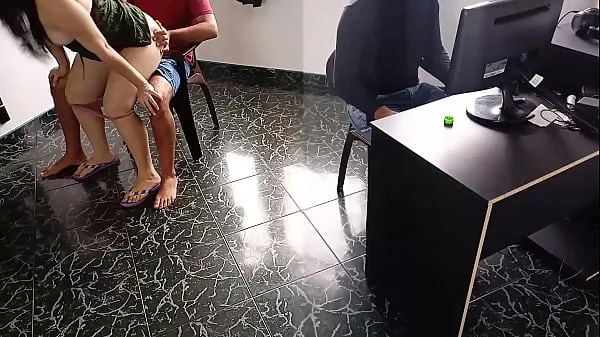 I migliori video Il cornuto di mio marito gioca mentre io scopo il suo migliore amico: non può vedere che mi infilano il cazzo dentro e mi ficcano il perizoma su per il culo power