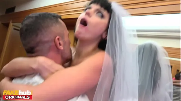 Los mejores videos de FAKEhub - Bride Not To Be Sonya Durganova engaña a su futuro esposo en un hotel mientras está de despedida con un hombre de negocios francés con una gran polla poder