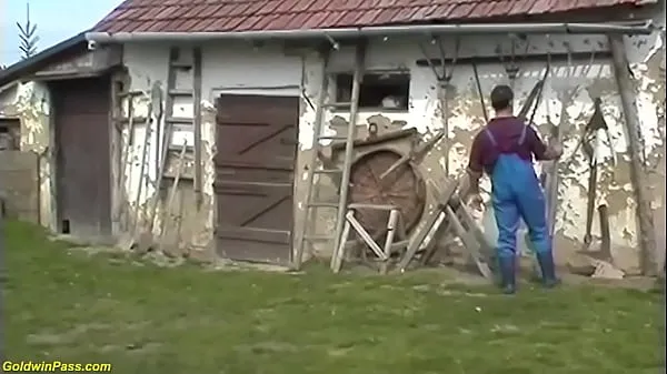 Melhores vídeos vovó agricultora peluda extremamente feia desfruta de um passeio de galo selvagem ao ar livre com seu menino de brinquedo com tesão poder