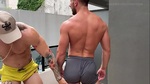 Los mejores videos de UNA DUCHA DESPUES DEL ENTRENAMIENTO Y LE ENTERRO LA POLLA EN SU CULO poder