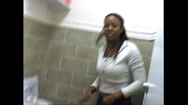 Meilleures vidéos sur la puissance Quelques filles noires de ghetto pissant sur la toilette