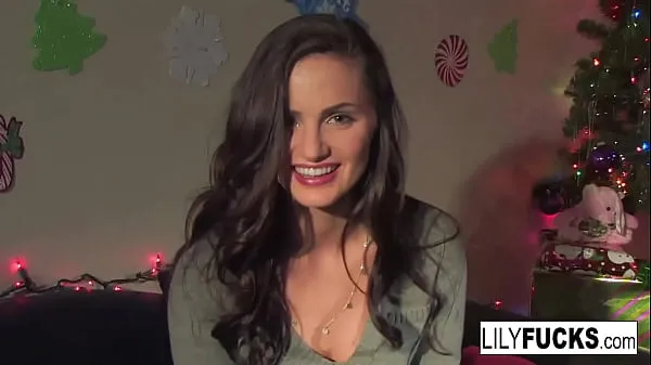 Meilleures vidéos sur la puissance Lily nous raconte ses vœux de Noël excitants avant de se satisfaire dans les deux trous