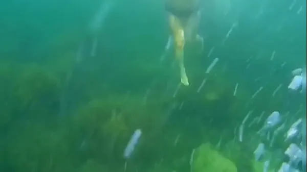 Melhores vídeos Mergulhador maluco me levou para a câmera enquanto eu estava nadando no mar e mostrando minha buceta peluda poder