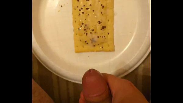 Najboljši videoposnetki Jerking off and cumming on food then eating my own cum moči